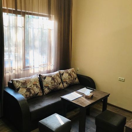 Guest House Abovyan Street Erevan Esterno foto