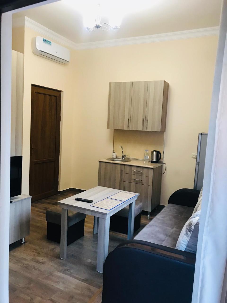 Guest House Abovyan Street Erevan Esterno foto