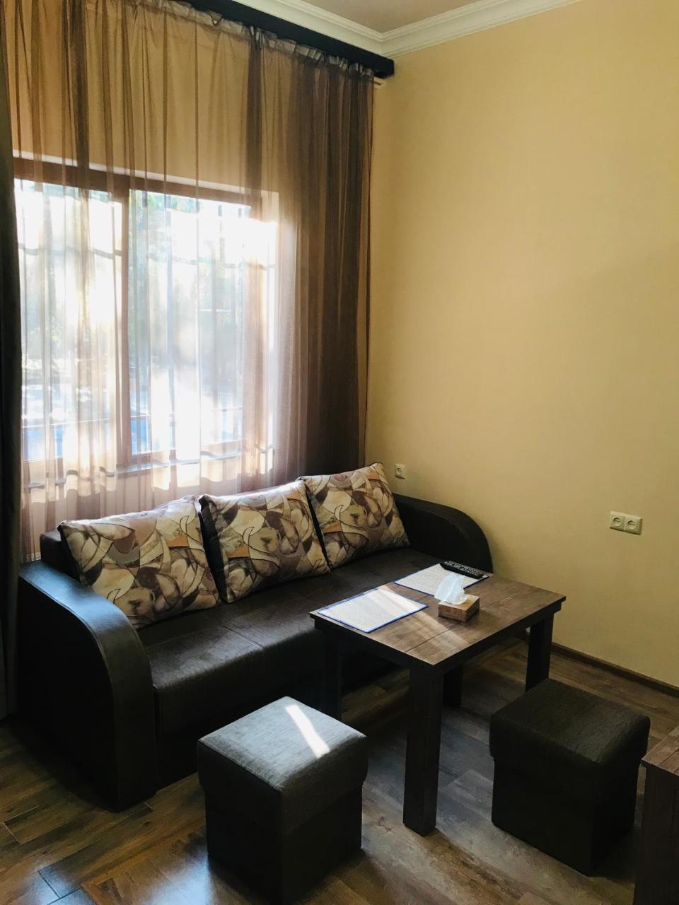 Guest House Abovyan Street Erevan Esterno foto